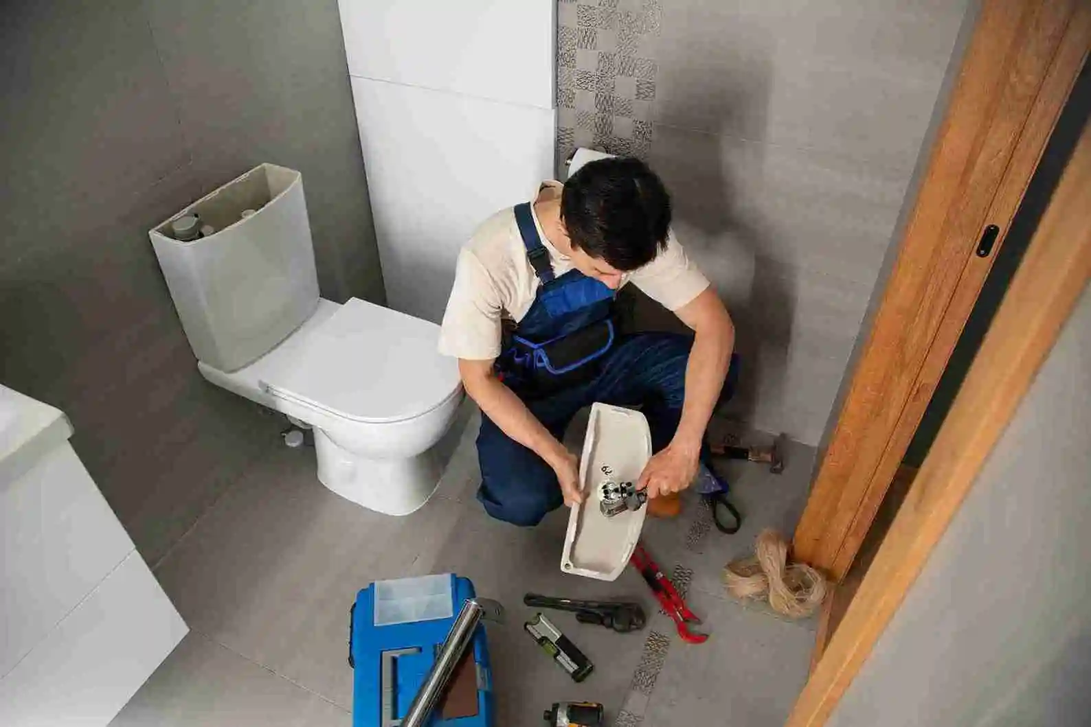 unclog a toilet without a plunger try this genius hack!